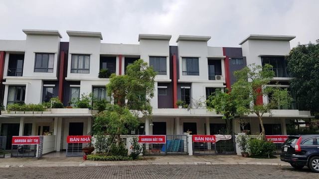 Cư dân căng băng rôn phản đối Gamuda Gardens lật kèo - ảnh 8