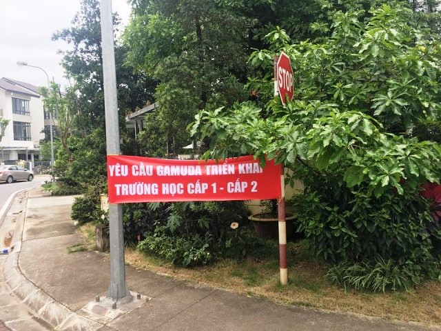 Cư dân căng băng rôn phản đối Gamuda Gardens lật kèo - ảnh 4