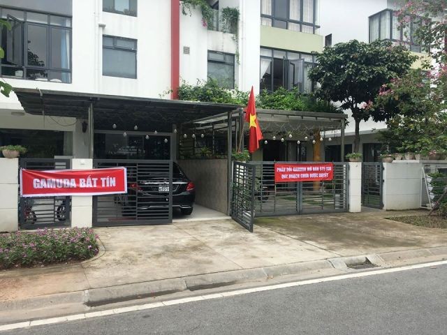 Cư dân căng băng rôn phản đối Gamuda Gardens lật kèo - ảnh 6