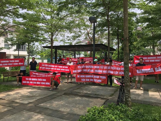 Cư dân căng băng rôn phản đối Gamuda Gardens lật kèo - ảnh 1