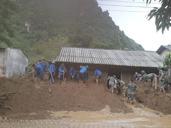 Thanh niên, bộ đội dựng nhà, san đường cho dân sau lũ tại Yên Bái - ảnh 2
