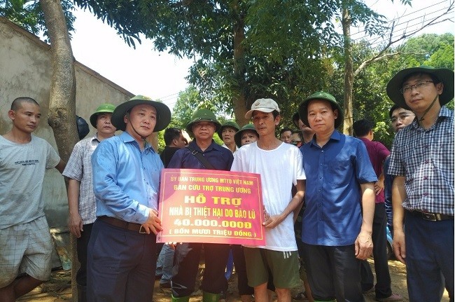 Thanh niên, bộ đội dựng nhà, san đường cho dân sau lũ tại Yên Bái - ảnh 1