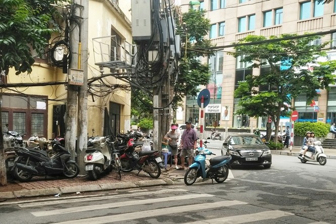 Người đi bộ 'húc' vào cây, cấp phép giữ xe trên cả lối đi của người mù - ảnh 4