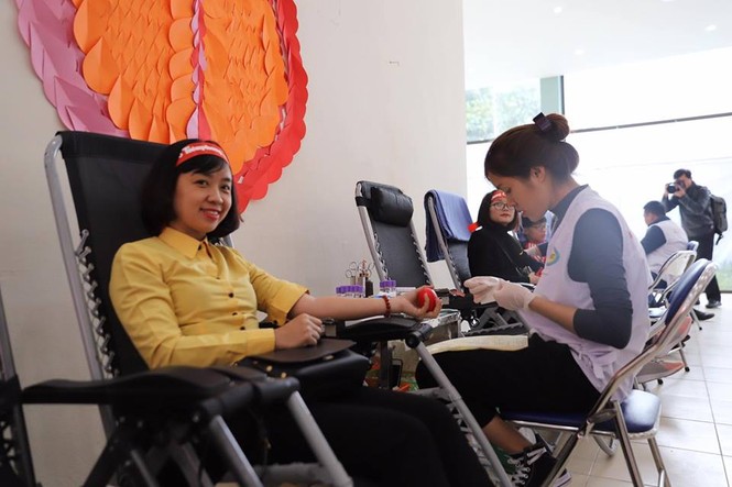 Nhà tài trợ chính tặng quà và kêu gọi nhân viên hiến máu - ảnh 2