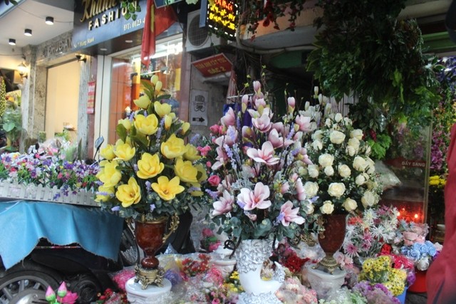 Dân Thủ đô đổ xô sắm hoa lụa giá tiền triệu chơi Tết - ảnh 2