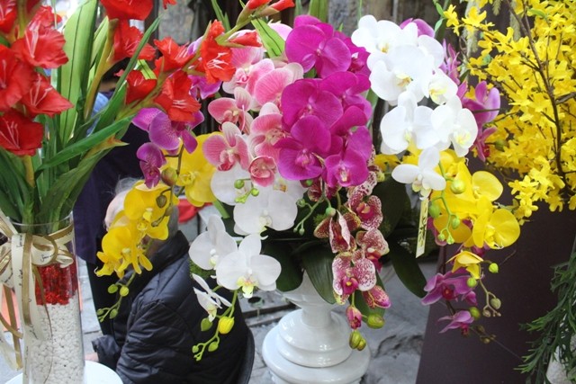 Dân Thủ đô đổ xô sắm hoa lụa giá tiền triệu chơi Tết - ảnh 1