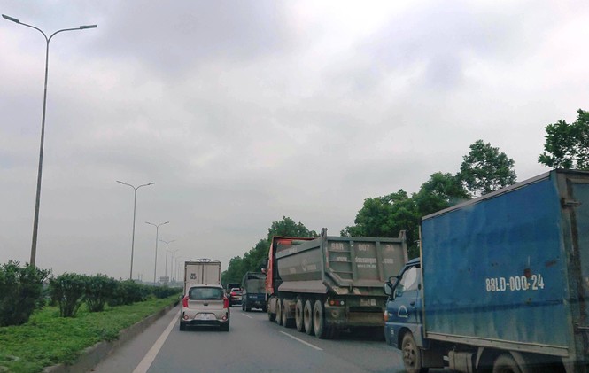 Ô tô ùn tắc hàng km trên cao tốc Hà Nội - Bắc Giang - ảnh 1