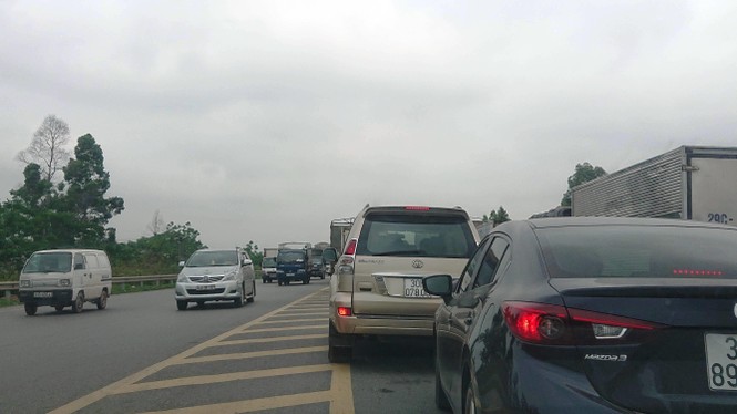 Ô tô ùn tắc hàng km trên cao tốc Hà Nội - Bắc Giang - ảnh 4