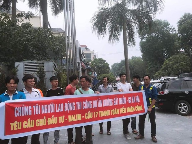 Công nhân vạ vật nhiều ngày ở doanh nghiệp liên quan đến Út 'trọc' đòi lương - ảnh 1