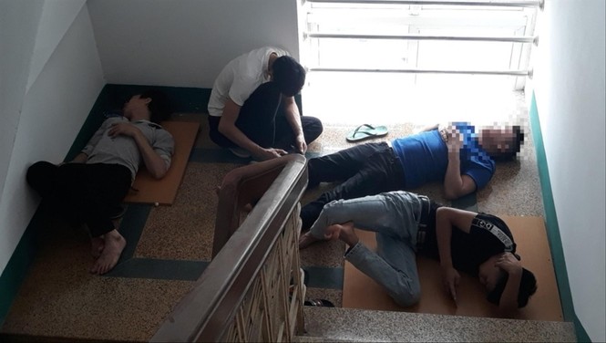 Công nhân vạ vật nhiều ngày ở doanh nghiệp liên quan đến Út 'trọc' đòi lương - ảnh 2