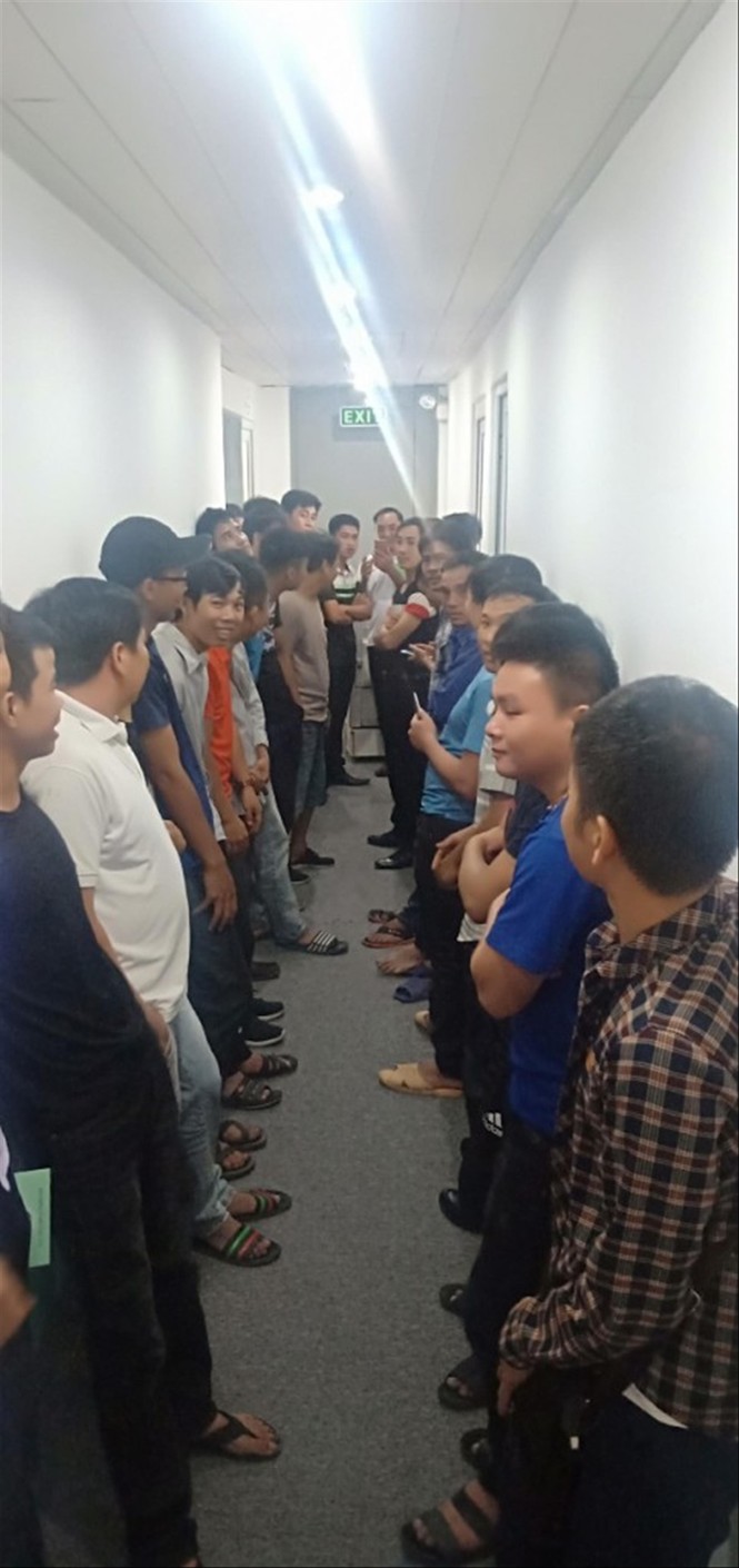 Công nhân vạ vật nhiều ngày ở doanh nghiệp liên quan đến Út 'trọc' đòi lương - ảnh 3