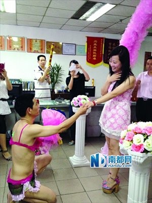 Mặc bikini, đi bộ 2km đến cầu hôn bạn gái - ảnh 2