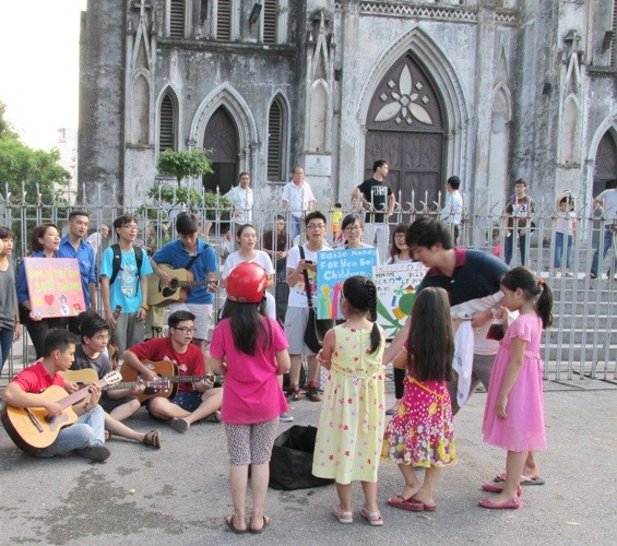 Hát dạo quyên góp tiền ủng hộ trẻ em ở vùng cao - ảnh 2
