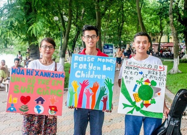 Hát dạo quyên góp tiền ủng hộ trẻ em ở vùng cao - ảnh 5