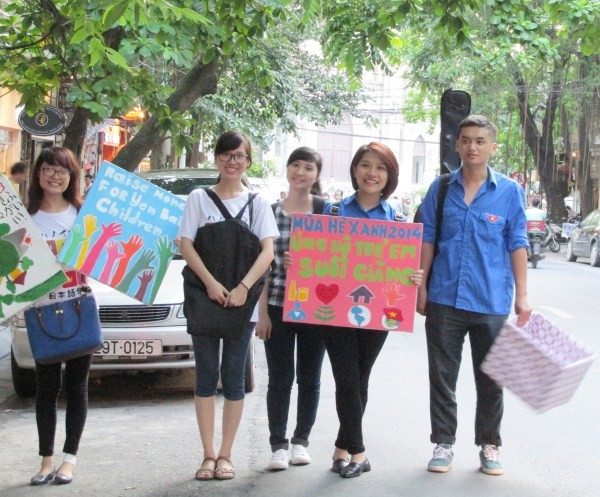 Hát dạo quyên góp tiền ủng hộ trẻ em ở vùng cao - ảnh 8