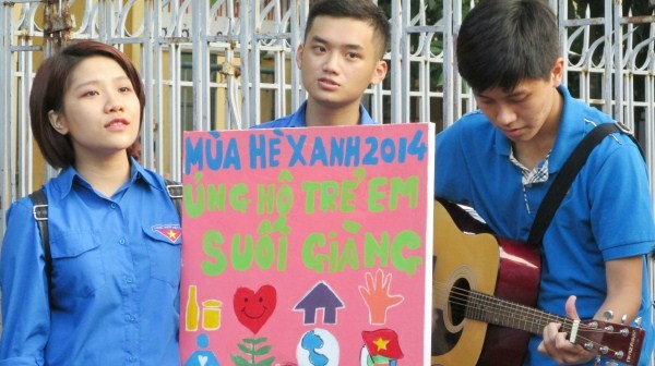 Hát dạo quyên góp tiền ủng hộ trẻ em ở vùng cao - ảnh 9
