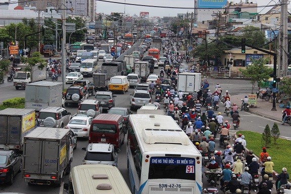 Xe khách gây tai nạn liên hoàn, 3 ô tô hư hỏng - ảnh 1