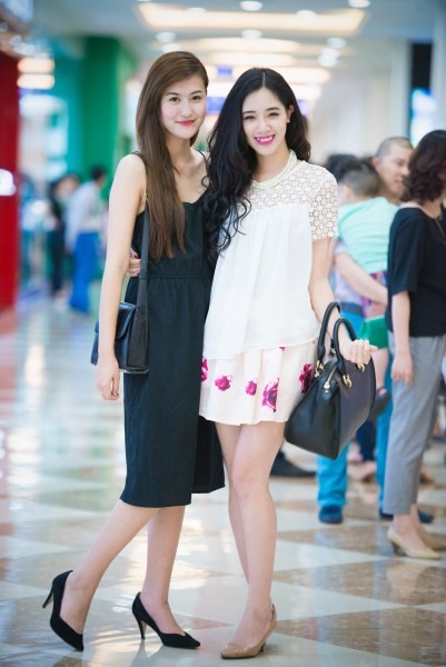 Siêu mẫu Hà Anh diện váy cut-out táo bạo đi chấm thi - ảnh 13
