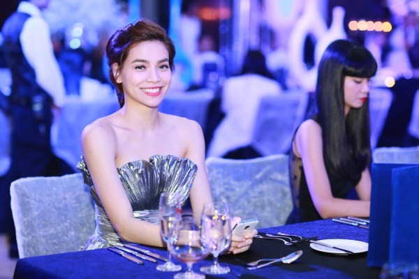 Sau lần cùng dội nước đá, Hà Hồ hôn má Đàm Vĩnh Hưng - ảnh 2