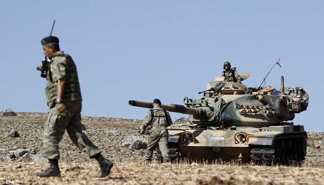 Thổ Nhĩ Kỳ rầm rộ đưa xe tăng áp sát biên giới Syria - ảnh 10