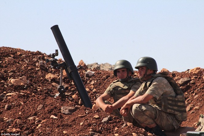Thổ Nhĩ Kỳ rầm rộ đưa xe tăng áp sát biên giới Syria - ảnh 11