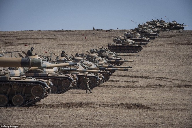 Thổ Nhĩ Kỳ rầm rộ đưa xe tăng áp sát biên giới Syria - ảnh 12