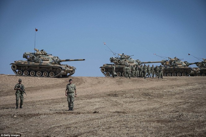 Thổ Nhĩ Kỳ rầm rộ đưa xe tăng áp sát biên giới Syria - ảnh 13