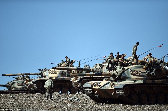 Thổ Nhĩ Kỳ rầm rộ đưa xe tăng áp sát biên giới Syria - ảnh 14