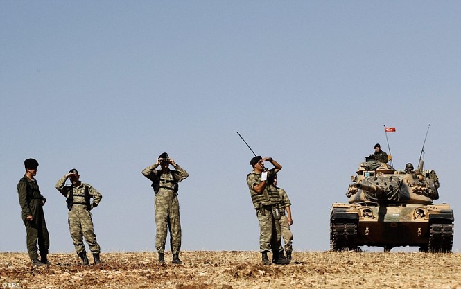 Thổ Nhĩ Kỳ rầm rộ đưa xe tăng áp sát biên giới Syria - ảnh 15