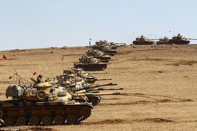 Thổ Nhĩ Kỳ rầm rộ đưa xe tăng áp sát biên giới Syria - ảnh 2