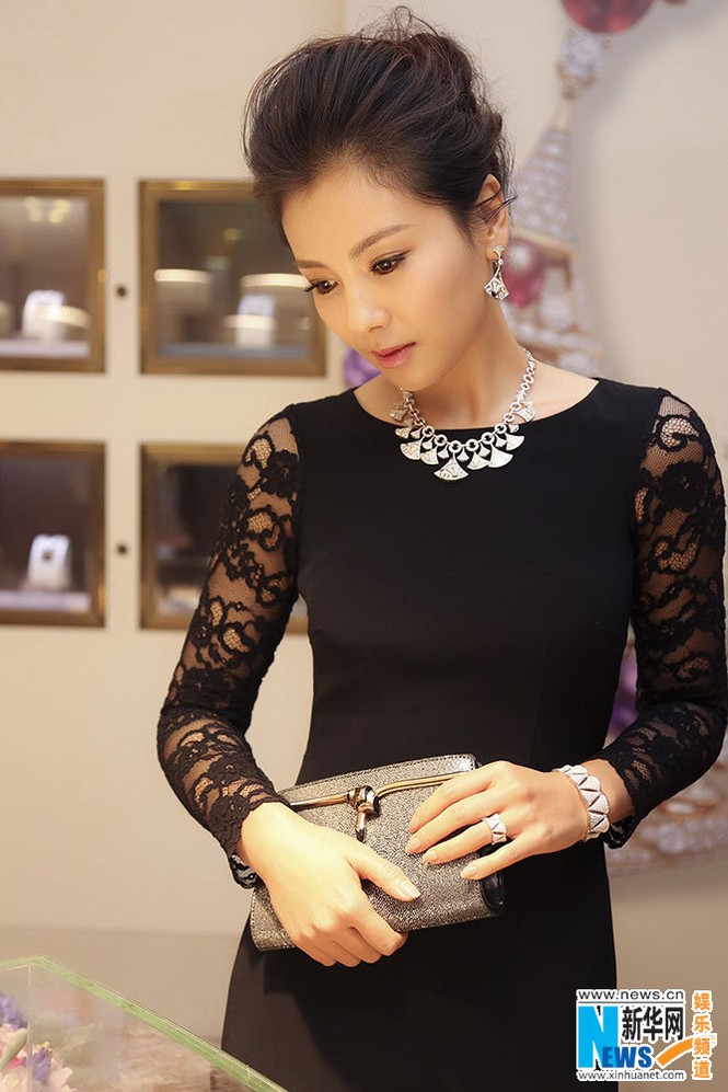 Mỹ nhân “Thiên long bát bộ” diện đầm bó sát khoe eo thon - ảnh 1