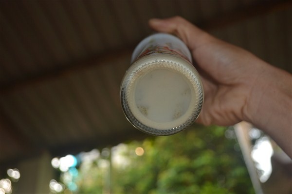 Sự thật tê lòng vụ chai sữa của Tân Hiệp Phát bị tố bẩn đen - ảnh 2