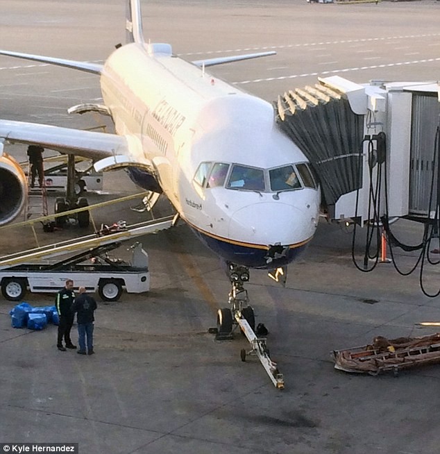 Máy bay Boeing bị sét đánh thủng mũi giữa không trung - ảnh 1
