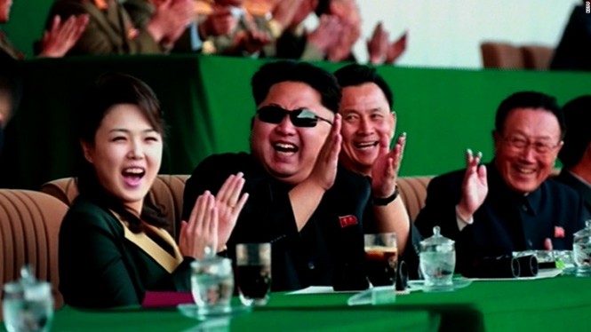 Tận thấy những lần vợ chồng ông Kim Jong-un sánh vai - ảnh 1