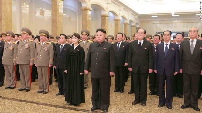 Tận thấy những lần vợ chồng ông Kim Jong-un sánh vai - ảnh 3
