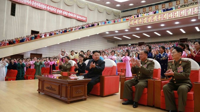 Tận thấy những lần vợ chồng ông Kim Jong-un sánh vai - ảnh 4