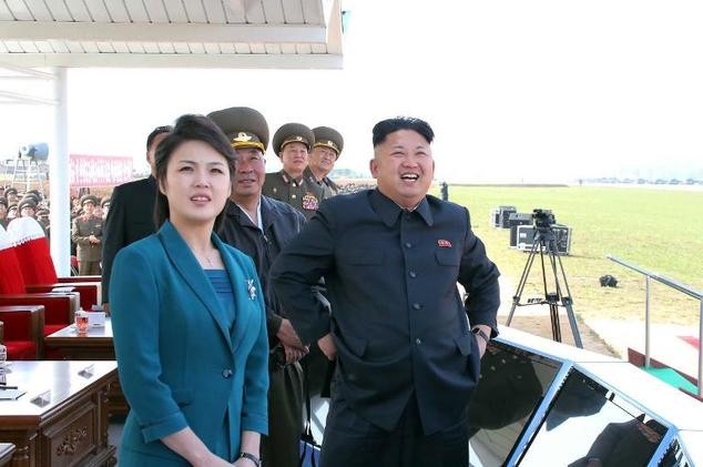 Tận thấy những lần vợ chồng ông Kim Jong-un sánh vai - ảnh 5