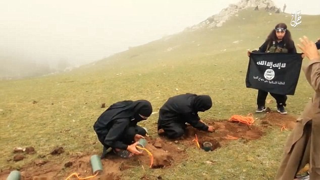 Hãi hùng IS dùng thuốc nổ hành quyết tù nhân - ảnh 4