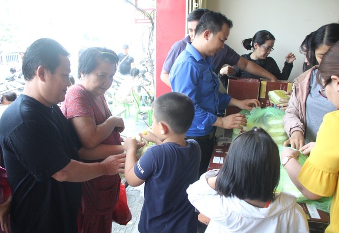 500 phần cơm nghĩa tình tặng người nghèo - ảnh 6