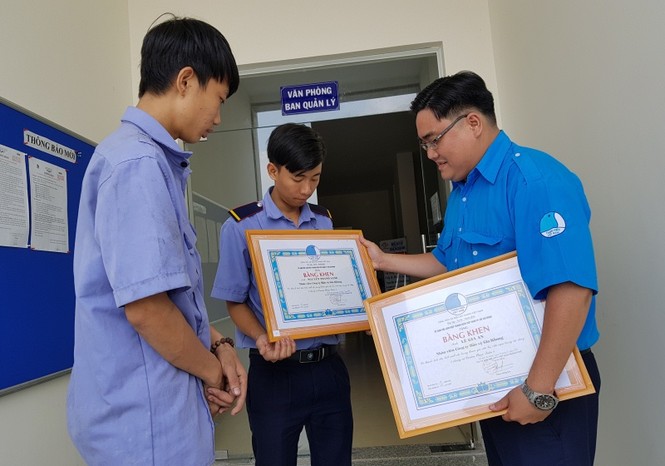Tặng bằng khen cho hai thanh niên cứu nạn nhân vụ cháy chung cư - ảnh 1