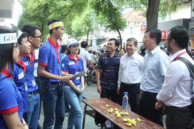 Bí thư thứ nhất T.Ư Đoàn thăm, tặng quà đội hình tiếp sức mùa thi - ảnh 1