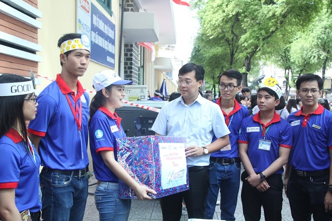 Bí thư thứ nhất T.Ư Đoàn thăm, tặng quà đội hình tiếp sức mùa thi - ảnh 2