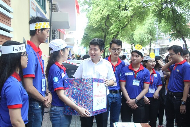 Bí thư thứ nhất T.Ư Đoàn thăm, tặng quà đội hình tiếp sức mùa thi - ảnh 4