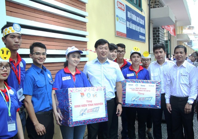 Bí thư thứ nhất T.Ư Đoàn thăm, tặng quà đội hình tiếp sức mùa thi - ảnh 3