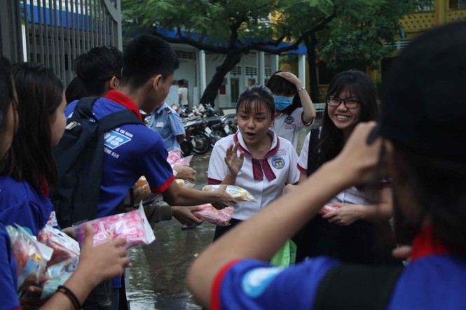sĩ tử mùa thi, Cảnh sát giao thông, cha mẹ chờ trong mưa, phụ huynh, kỳ thi THPT Quốc gia - ảnh 6