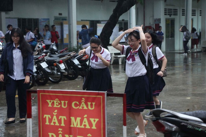 sĩ tử mùa thi, Cảnh sát giao thông, cha mẹ chờ trong mưa, phụ huynh, kỳ thi THPT Quốc gia - ảnh 12
