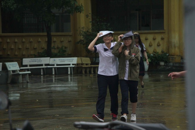 sĩ tử mùa thi, Cảnh sát giao thông, cha mẹ chờ trong mưa, phụ huynh, kỳ thi THPT Quốc gia - ảnh 14