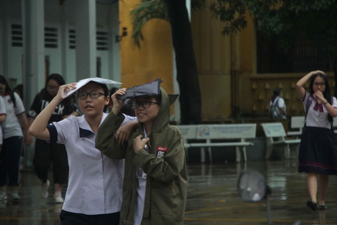 sĩ tử mùa thi, Cảnh sát giao thông, cha mẹ chờ trong mưa, phụ huynh, kỳ thi THPT Quốc gia - ảnh 15