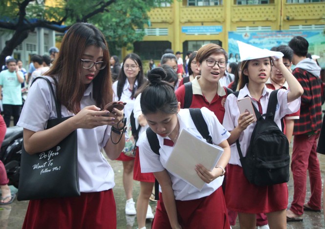 sĩ tử mùa thi, Cảnh sát giao thông, cha mẹ chờ trong mưa, phụ huynh, kỳ thi THPT Quốc gia - ảnh 16