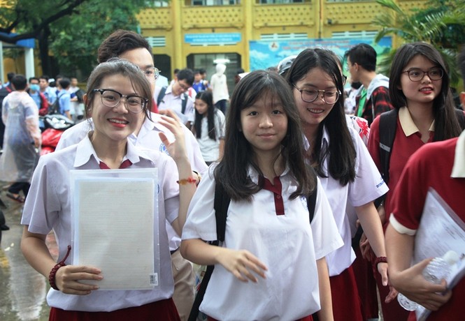 sĩ tử mùa thi, Cảnh sát giao thông, cha mẹ chờ trong mưa, phụ huynh, kỳ thi THPT Quốc gia - ảnh 17